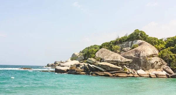 Playa caribeña con bosque tropical en Parque Nacional Tayrona, C —  Fotos de Stock