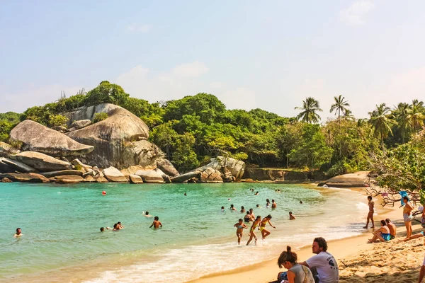 Pessoas na praia caribenha com floresta tropical na Nação Tayrona — Fotografia de Stock