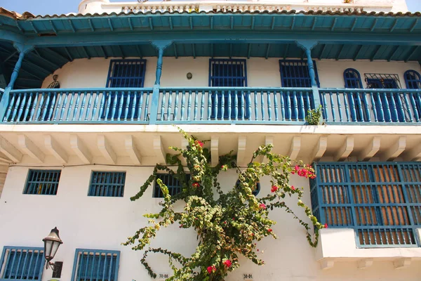 Detalle de una casa colonial. Típico balcón. Española colonial ho — Foto de Stock