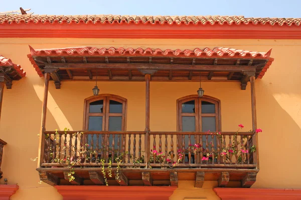 Detalj av ett kolonialt hus. Typisk balkong. Spanish Colonial Ho — Stockfoto