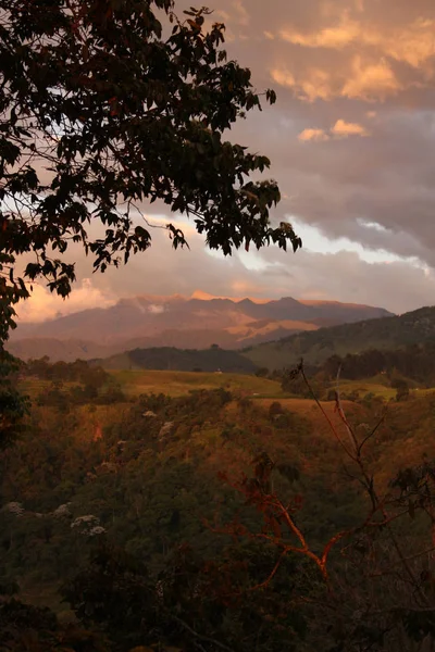 Tramonto nel mezzo dei tropici colombiani. La Sierra Nevada — Foto Stock