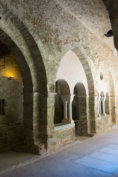 Chiostro dell'abbazia di Sant Pere de Rodes, Spagna . — Foto Stock