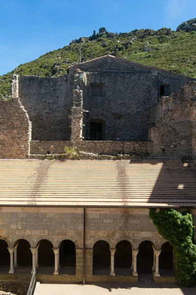 Cloister av klostret i Sant Pere de Rodes, Spanien. — Stockfoto