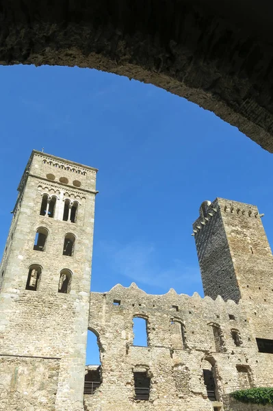 Романського абатство Sant Pere de Родес, в муніципалітеті — стокове фото