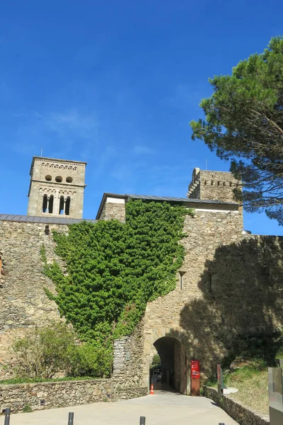 Główne wejście do klasztoru Sant Pere de Rodes. Girona, CA — Zdjęcie stockowe