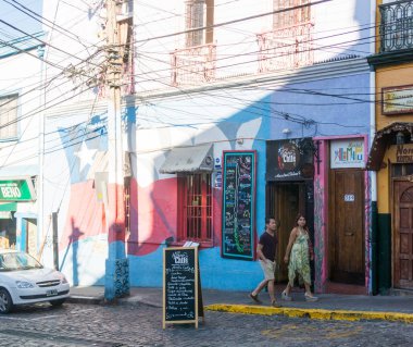 Urban sahne, insanlar yürüyüş ile, Valpara sokaklarında