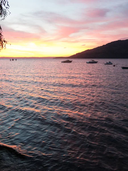 Increíble puesta de sol a orillas del lago Ranco, en el pueblo de Lli —  Fotos de Stock