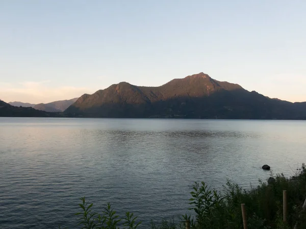 Panoramisch van het meer van Ranco, het derde grootste meer van Chili. In de regio van los Rios, in araucana of Patagonië, Chileense Andes. Zuiden van Chili. Op de achtergrond, de Andes bergketen — Stockfoto