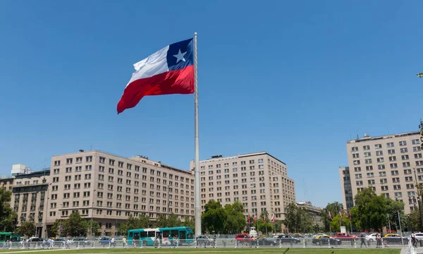 Chilenos caminando cerca de la bandera gigante en la Avenida La Alameda con — Foto de Stock