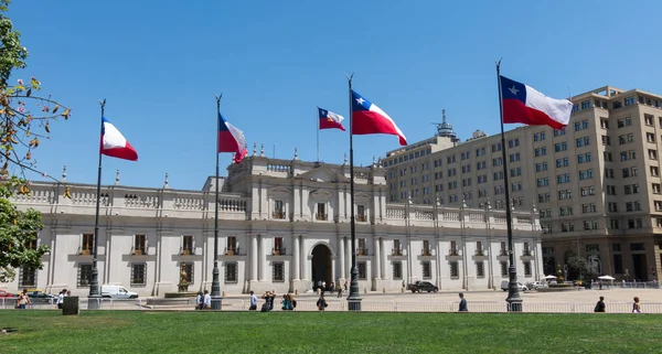 Pohled na prezidentský palác, známý jako La Moneda, v Santiagu — Stock fotografie