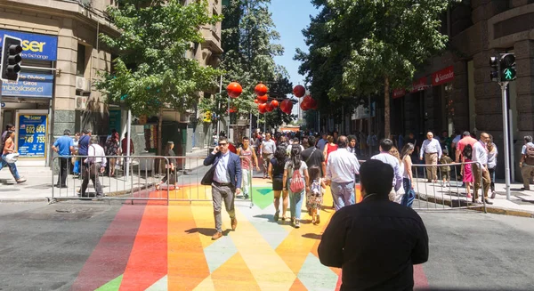 Ciudadanos chilenos caminando por el Paseo de la Bandera (Paseo Bandera en —  Fotos de Stock