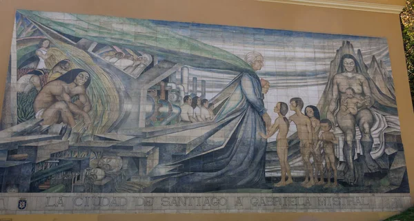 チリ、サンティアゴのガブリエラ・ミストラルへの壁画の賛辞. — ストック写真
