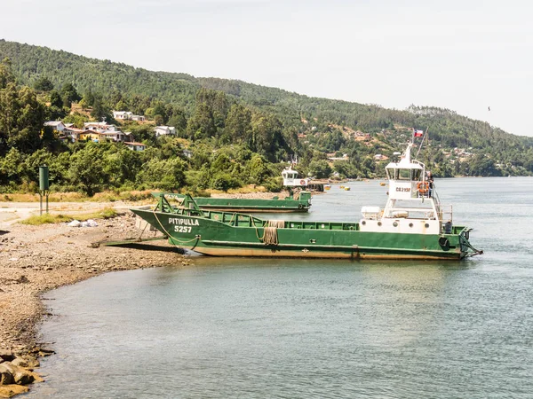 Transbordador de pasajeros y automóviles en el río Valdivia, cerca de la ciudad de —  Fotos de Stock