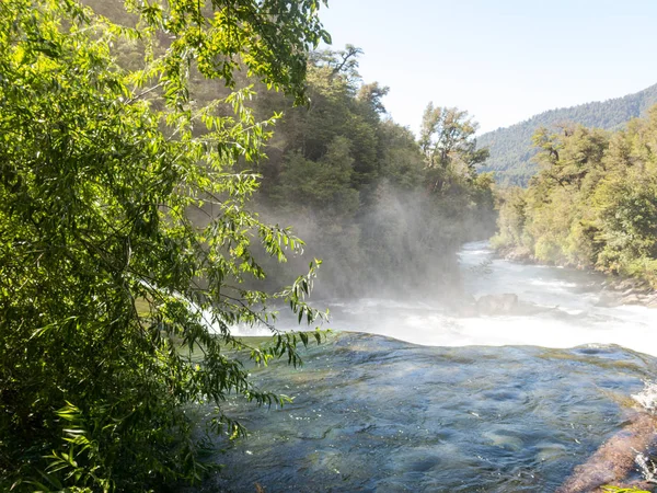 Cascada La Leona del Río Fuy, cascada de 10 metros de altura, en la Reserva Biológica Huilo Huilo, Panguipulli, Región de los Ríos, sur de Chile — Foto de Stock