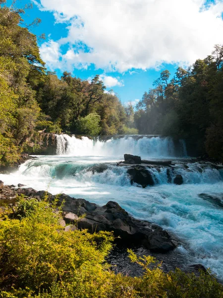 Cascata La Leona del Rio Fuy, cascata alta 10 metri, nella Riserva Biologica Huilo Huilo, Panguipulli, Regione di Rios, Cile meridionale — Foto Stock