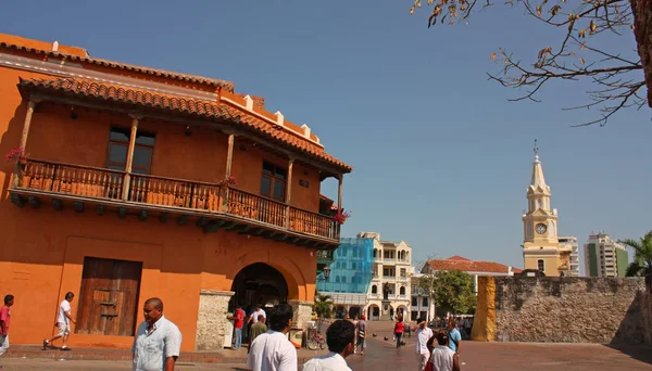 Mensen in de straat van Walled City in Cartagena, Colombië. Historisch — Stockfoto