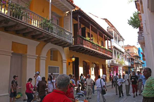 Menschen auf der Straße einer ummauerten Stadt in Cartagena, Kolumbien. historisch — Stockfoto