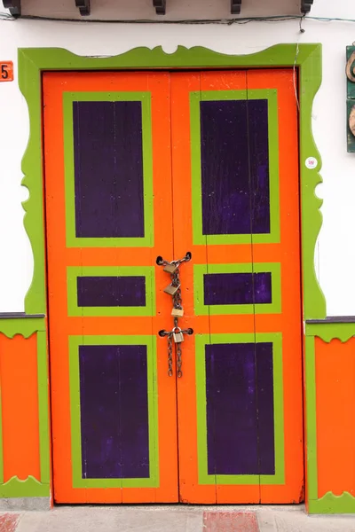 아름다운 식민지 주택, 밝은 색상으로 그린, 세인트에 — 스톡 사진