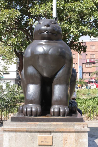 La estatua 'perro' en la plaza Botero, Medellín, Colombia. Lanzado i — Foto de Stock