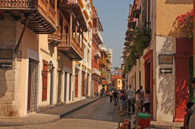 Cartagena - 14 Ocak: Kolombiya, Cartagena 'daki Walled City sokaklarında insanlar. 1984 yılında Unesco tarafından 