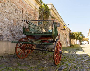 İç Çekiş Sokağı, tarihi merkezde, 1995 'te Unesco' nun Dünya Mirası Sitesi. 18. yüzyıldan kalma olan evler Uruguay 'ın ilk eyaleti olan Colonia del Sacramento' da tutulmaktadır.