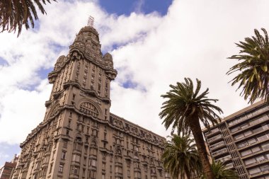 Palacio Salvo, Montevido 'nun bağımsızlık meydanında, Uruguay' ın başkenti. Eklektik Art Deco stili, şehirde sembolik bir binadır..