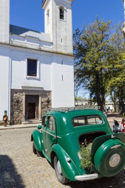 Yeşil ve eski araba, Colonia del Sacramento, Uruguay kilisesinin önünde. Uruguay'ın en eski şehirlerinden biridir. Unesco tarafından 1995 yılında Dünya Mirası.