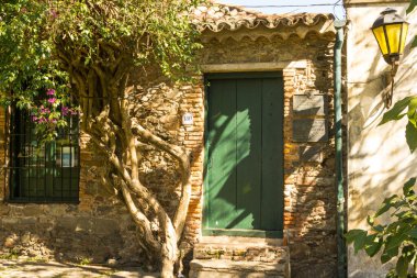 Colonia del Sacramento, Uruguay 'da eski bir taş binanın cephesi. Uruguay 'ın en eski şehirlerinden biridir. Güney Amerika