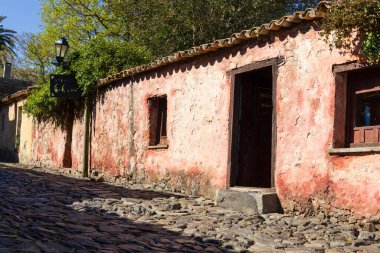 İç Çekiş Sokağı, tarihi merkezde. 18. yüzyıldan kalma olan evler Uruguay 'ın ilk eyaleti olan Colonia del Sacramento' da tutulmaktadır.