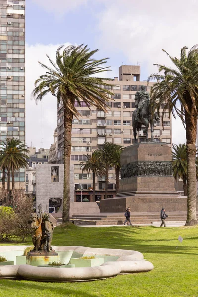 独立广场 市中心 有Artigas雕像 城堡之门 行政大楼政府Palacio Estevez — 图库照片