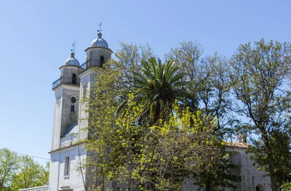 コロニア サクラメント ウルグアイで神聖な聖餐の教会の鐘塔 ウルグアイで最も古い都市の一つです — ストック写真