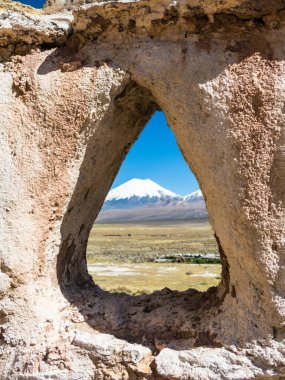 Köy ve Volkan Sajama. Küçük bir And kasabası olan Sajama, Bolivya Altiplano. Ana ekonomik faaliyeti lama otlatma ve dağ turizmidir. Güney Amerika