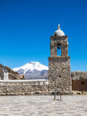 Arka planda Sajama volkanı olan küçük bir And kasabası Sajama. Bolivya Altiplano 'su. Ana ekonomik faaliyeti lama otlatma ve dağ turizmidir. Güney Amerika