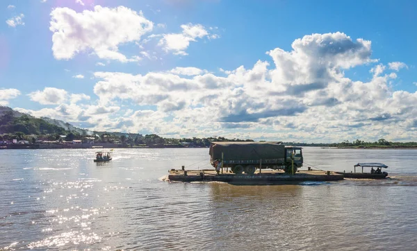 Rurrenabaque Bolivia Maj Båt Transporterar Lastbil Beni Floden Staden Rurrenabaque — Stockfoto