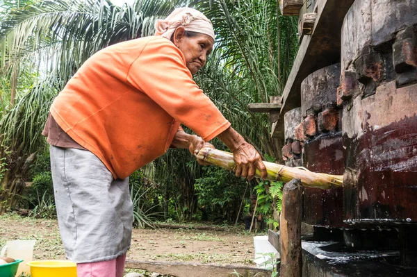 Amazon Region Rurrenabaque Bolivia Maj 2016 Bild Inhemsk Kvinna Hugga — Stockfoto