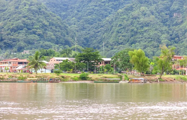 ベニ川の岸にあるアマゾンの町Rurrenabaqueの一般的なビュー アマゾンでは主要な交通手段は川である ボリビアのルラバケ — ストック写真