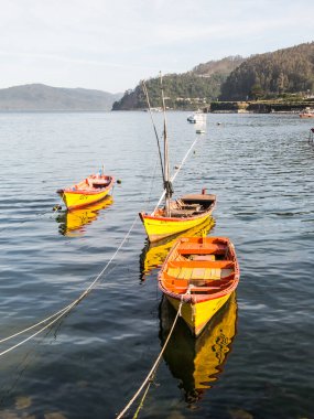 Corral, Valdivia, Şili, 14 Ocak 2018: Küçük balıkçı tekneleri, Valdivia Nehri kıyısında, Corral kasabasında. Şili, dünyada çıkarcı balıkçılıkta bir güçtür..