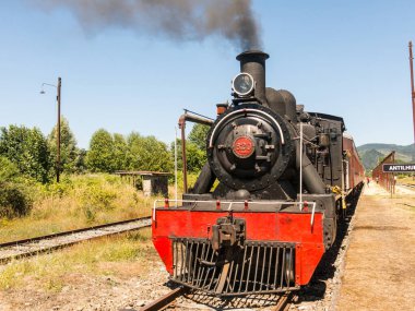 Valdivia, Şili - 13 Ocak 2018: Valdiviano adında ki 1913 Kuzey İngiliz lokomotif ibaresi 57 ile Valdiviano'dan Antilhue'ye giden turist treni. Los Rios Bölgesi, Güney Şili.