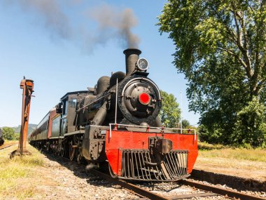 Valdivia 'dan Antilhue' ye 1913 Kuzey Britanya lokomotifi 57 ile giden Valdiviano adlı turist treni. Los Rios Bölgesi, Güney Şili.