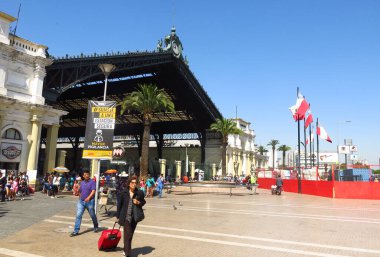 Santiago, Şili - Ocak, 24: Santiago de Chile merkez istasyonunun dış görünümü, Alameda Caddesi üzerinde bulunan. Bu istasyon şehrin ana istasyonudur..