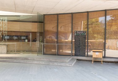 Santiago de Chile, Şili - 23 Ocak 2018: Şili 'nin en önemli şarkıcı, şair ve sanatçılarından birine ithaf edilen Violeta Parra Müzesi' ne giriş. Şili 'li Santiago.