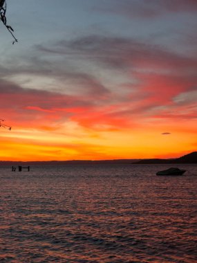 Llifen küçük bir köyde, Ranco Gölü kıyısında muhteşem gün batımı. Los Rios Bölgesi, Araucania veya Patagonya bölgesi, Şili Andes. Şili'nin güneyinde.