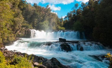 La Leona del Rio Fuy Şelalesi, 10 metre yüksekliğinde, Huilo Huilo Biyolojik Rezervi, Panguipulli, Rios Bölgesi, Güney Şili