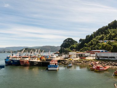 Valdivia, Şili, 14 Ocak 2018: Valdivia Nehri'nin ağzında rıhtım, limanda demirlemiş balıkçı tekneleri ile. Şili dünyada ayıklayıcı balıkçılık bir güçtür. River Region, Güney Şili.
