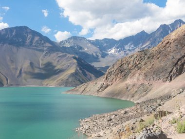 Dağlar ve tepeler manzara. Yeso Gölü. Cajon del Maipo. Santiago, Şili