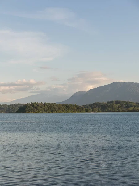 Panguipulli湖の水の上に 雲に囲まれた素晴らしいChoshuenco火山 森の中の木は素晴らしい火山の風景です 素晴らしい雪の頂上キャップ チリの南 — ストック写真