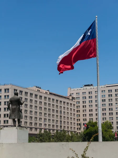 Santiago Chile Chile Enero 2018 Chilenos Caminando Cerca Bandera Gigante — Foto de Stock