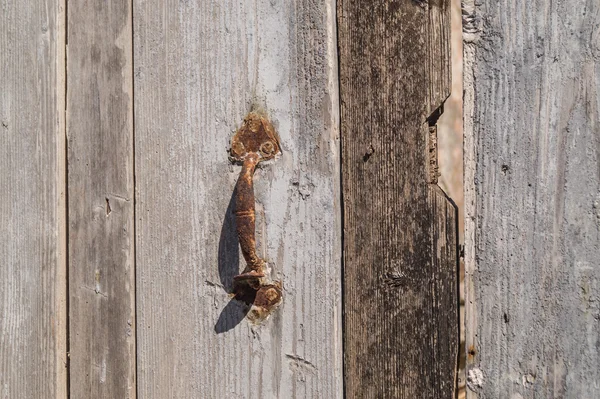 Punho velho na porta de madeira — Fotografia de Stock