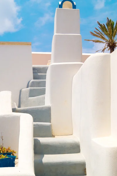 Architettura tradizionale del villaggio di Oia sull'isola di Santorini, Gre — Foto Stock