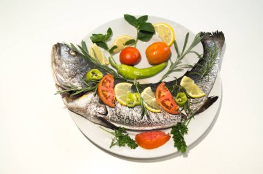 taze balıklar sebze ve limon ile